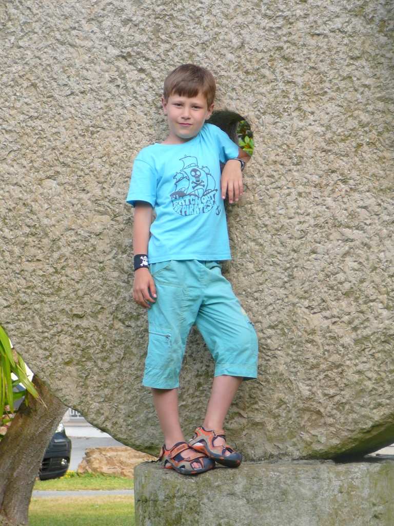 На фоне знака Golden Taurus Park. Отель