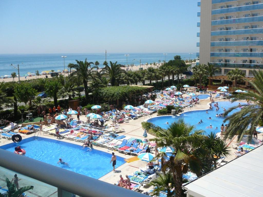 Вид на бассейны. В нашем отеле их было три и еще лягушатник. У бассейнов в основном толклись англичане. Наши соотечественники и прочие славяне, а также французы предпочитали море.. Отель