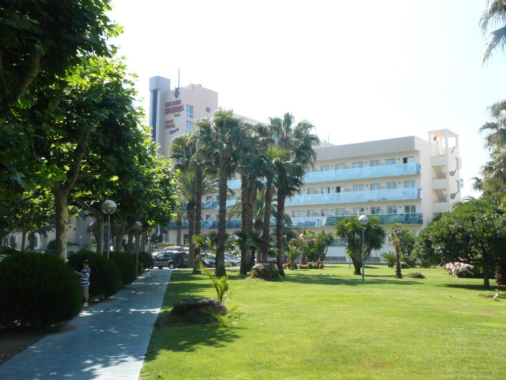 Отель со стороны главного входа. Море - за отелем. Отель