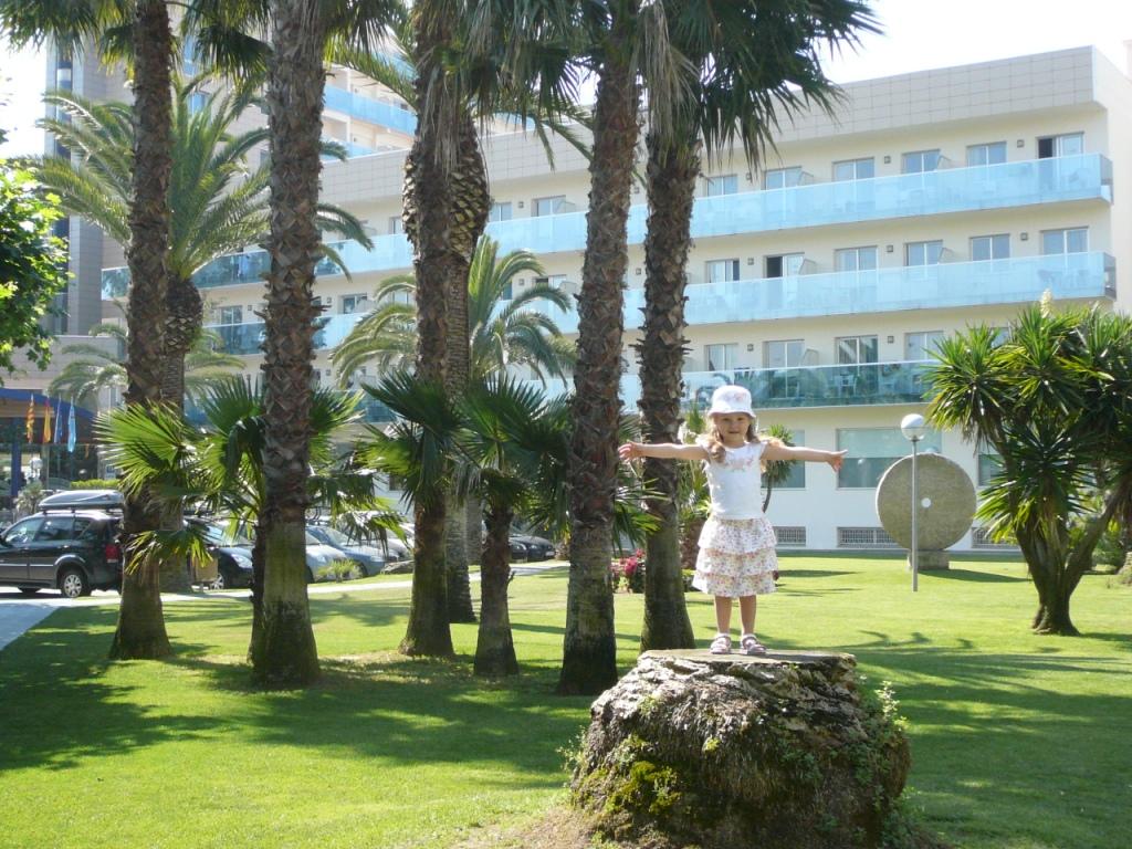 Девочка на камне. Отель