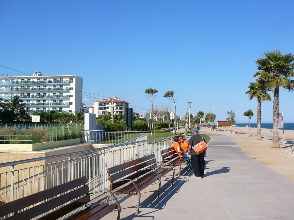 Вид на нашу 'набережную'. Предусмотрена спецдорожка для велосипедов. В городке можно купить подержанный велик за 25Е. Прокат в отеле - 24Е сутки. Почувствуйте разницу.. Отель