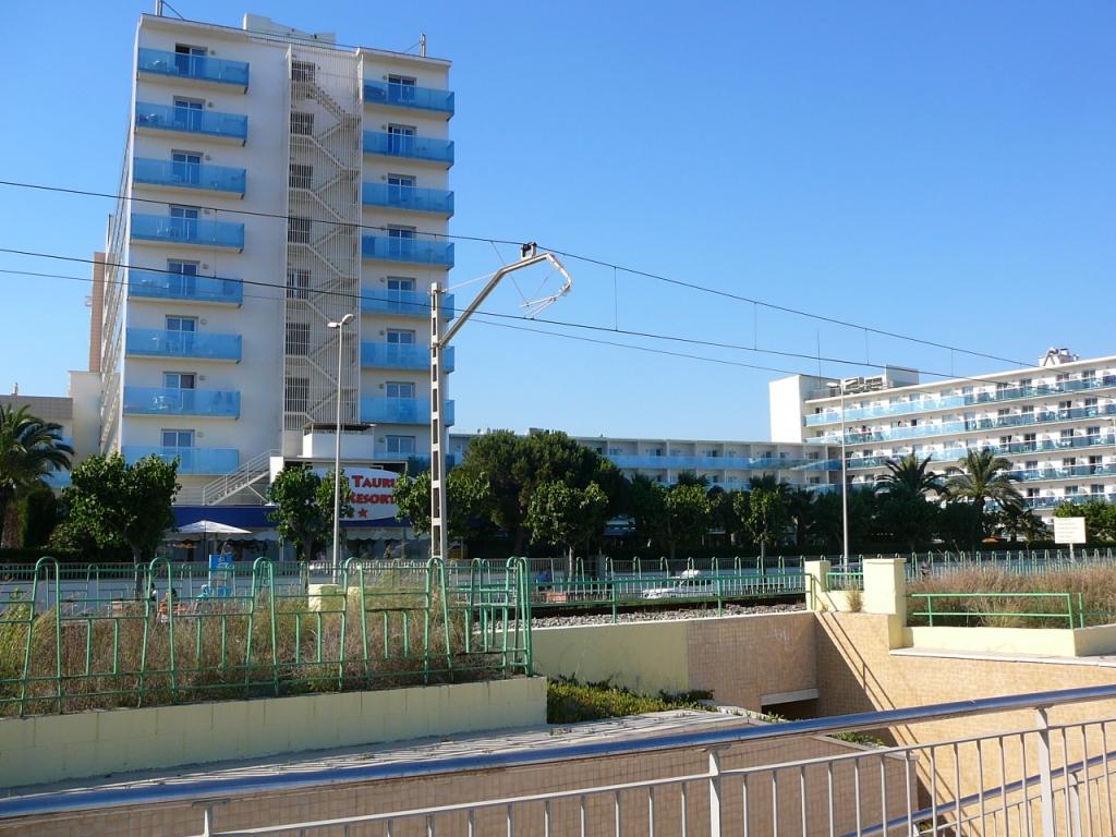 Вид на отель со стороны моря. За оградой - ж/д линия, далее - автодорога, за ней - граница нашего отеля. Проход к морю - по туннелю. Шума от машин и поездов практически не было.. Отель