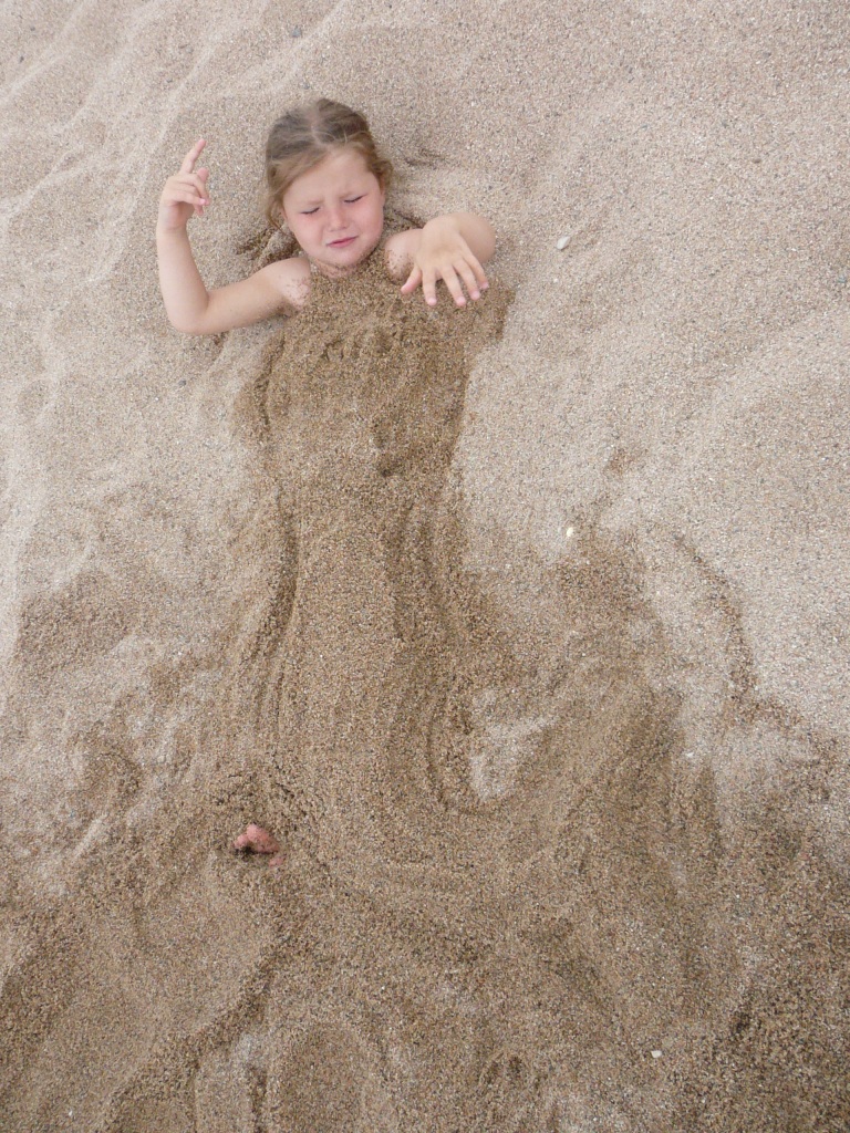 На суше от русалки остались едва заметные контуры.... Отель