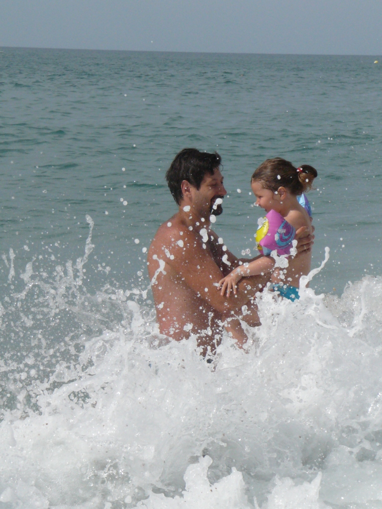 Наш папа поймал в пене морской русалку и вытащил ее на берег.. Отель