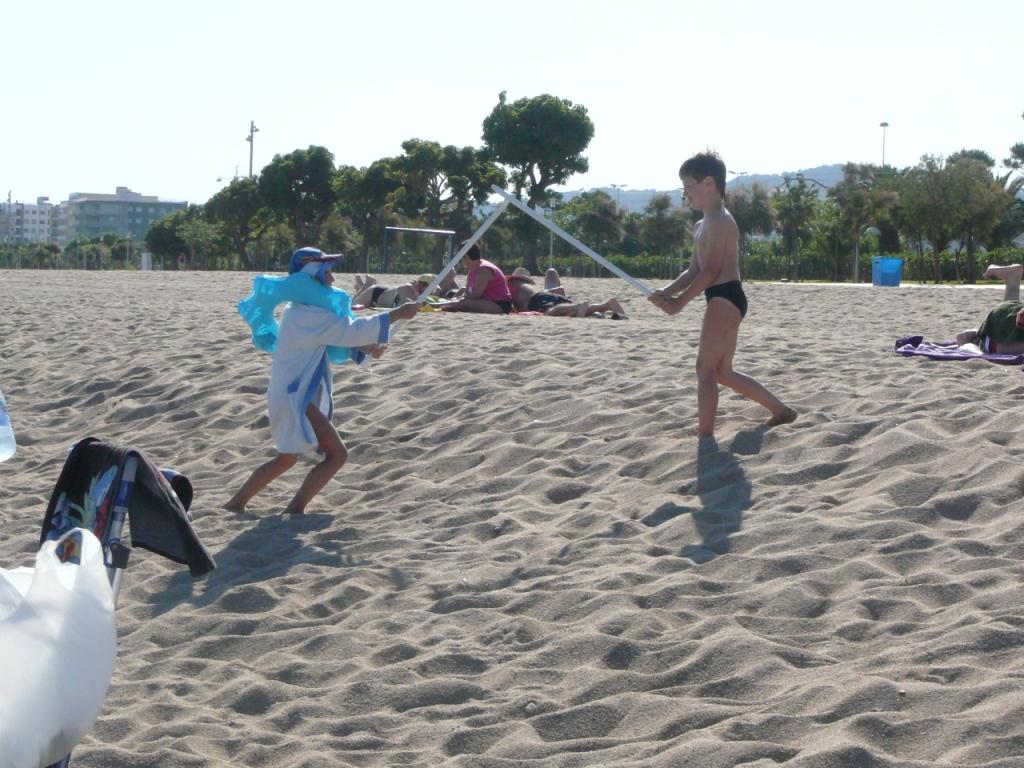 Уроки фехтования стойками от пляжных зонтов. Пираты должны уметь защищаться любыми средствами. Отель