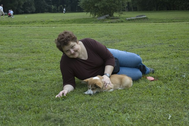 Приятно поваляться рядом с собакой!. В Удельном парке. 20 августа 2008 г.