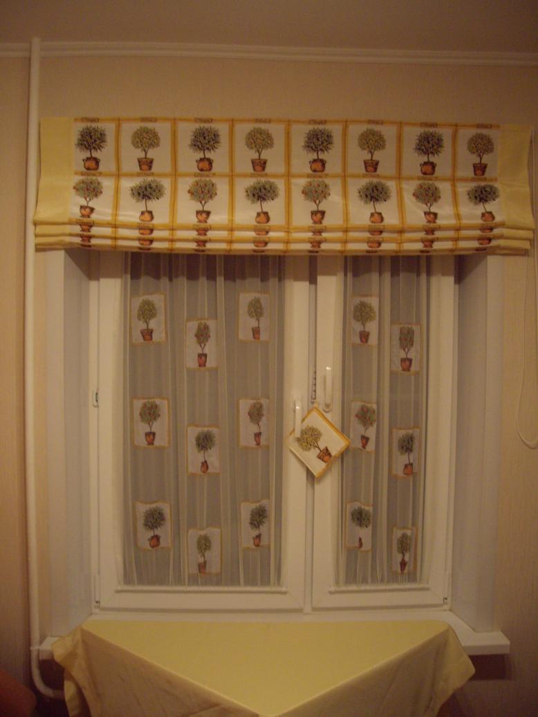 в тон штор сделали скатерку, и прихватки . кухня