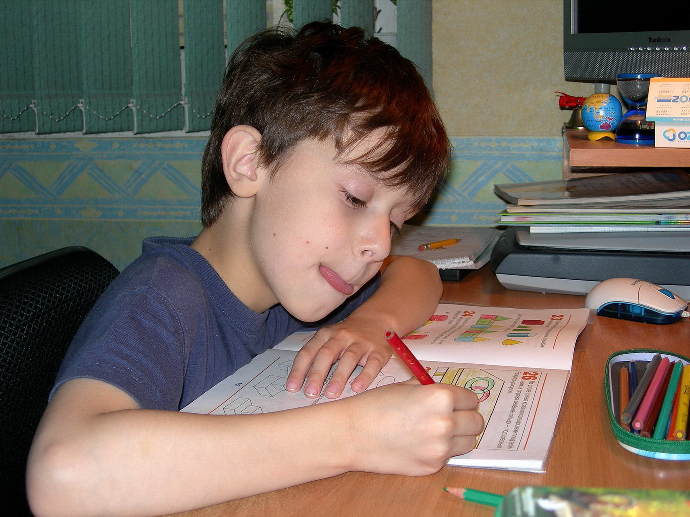 Вместе учить уроки. Домашнее задание школьника. Выполнение домашнего задания. Мальчик учит уроки. Ученик делает домашнюю работу.