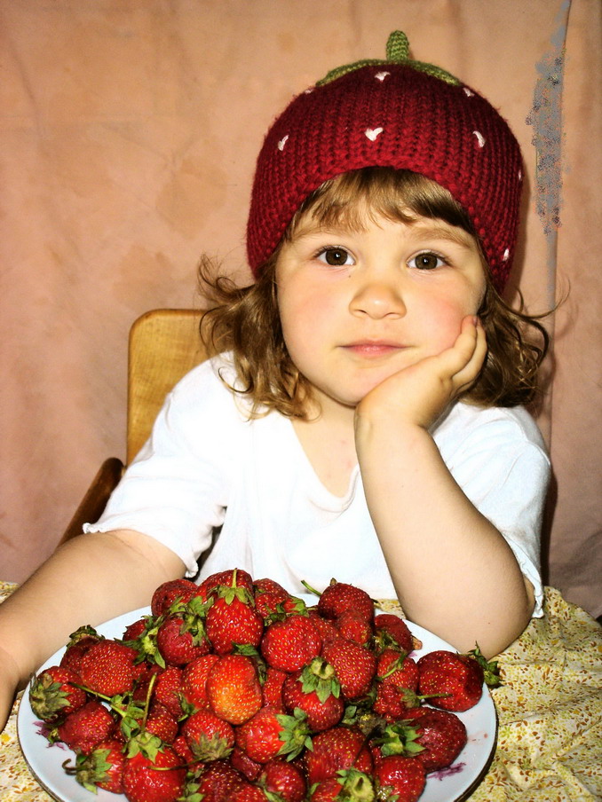 Лицом ягодка. Клубника для детей. Девочка с земляникой. Девочка с ягодами. Девочка с клубникой.