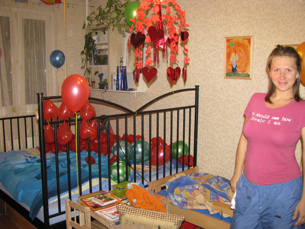 Перый день дома, еще свеженькая мама. Дом встретил нас невероятным колличеством воздушных шаров. На кровати. Под потолком.. Василиса