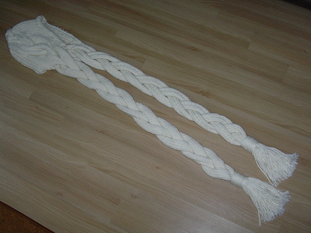 Шапочка с длинными косами от D&G. Головные уборы осенне -зимнего сезона