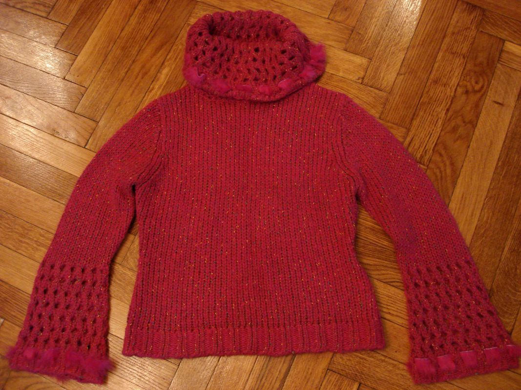 очень красивый, с меховичками на вороте и манжетах 200р. 50-52 р-р