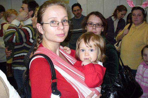 Мы сопровождаем сестичку на елку. 11 есяцащ