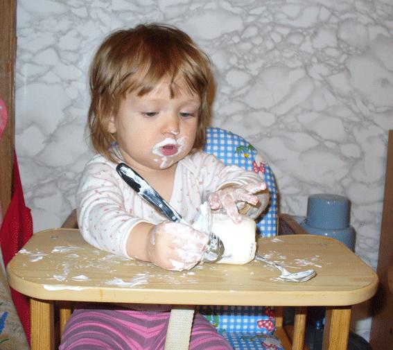 Едим творог. 11 есяцащ