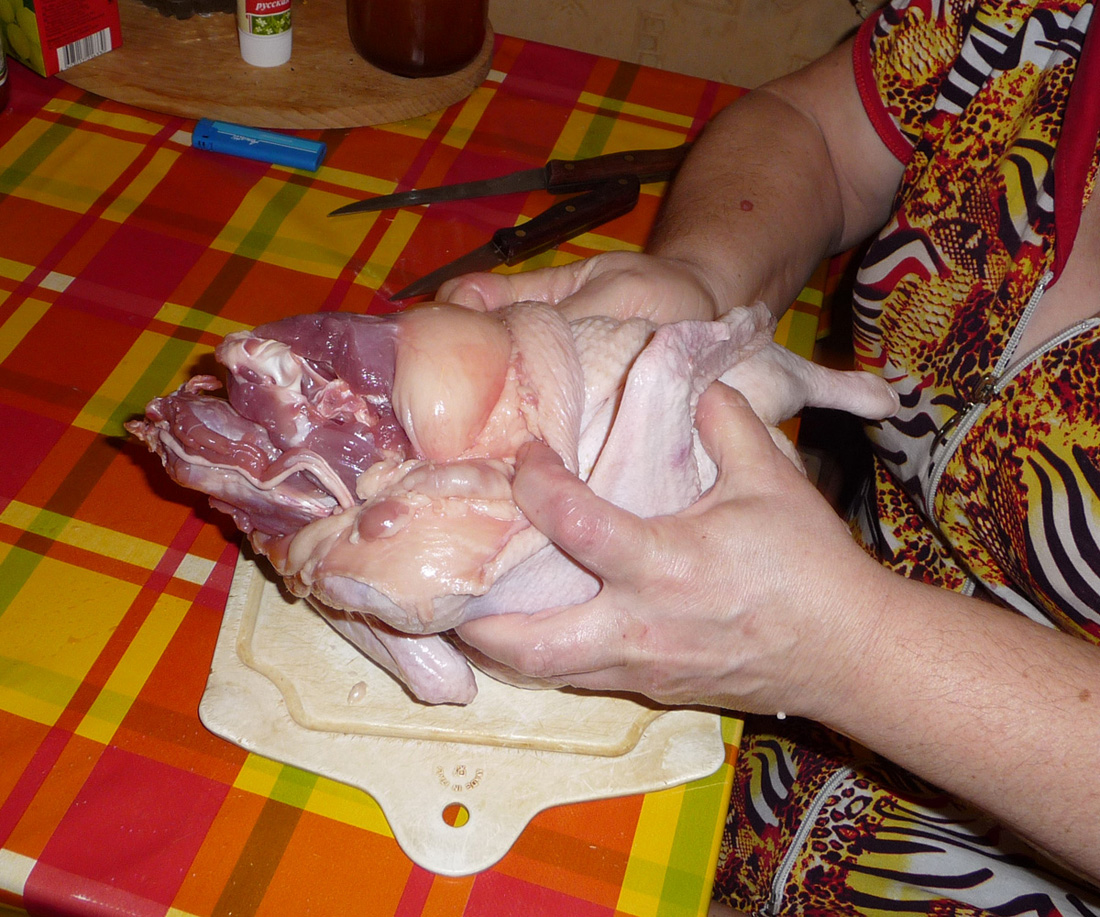 Доходим до крыльев, находим сустав и перерезаем его. Суть в том, что крылья и ноги остаются в коже. . Утка с блинами