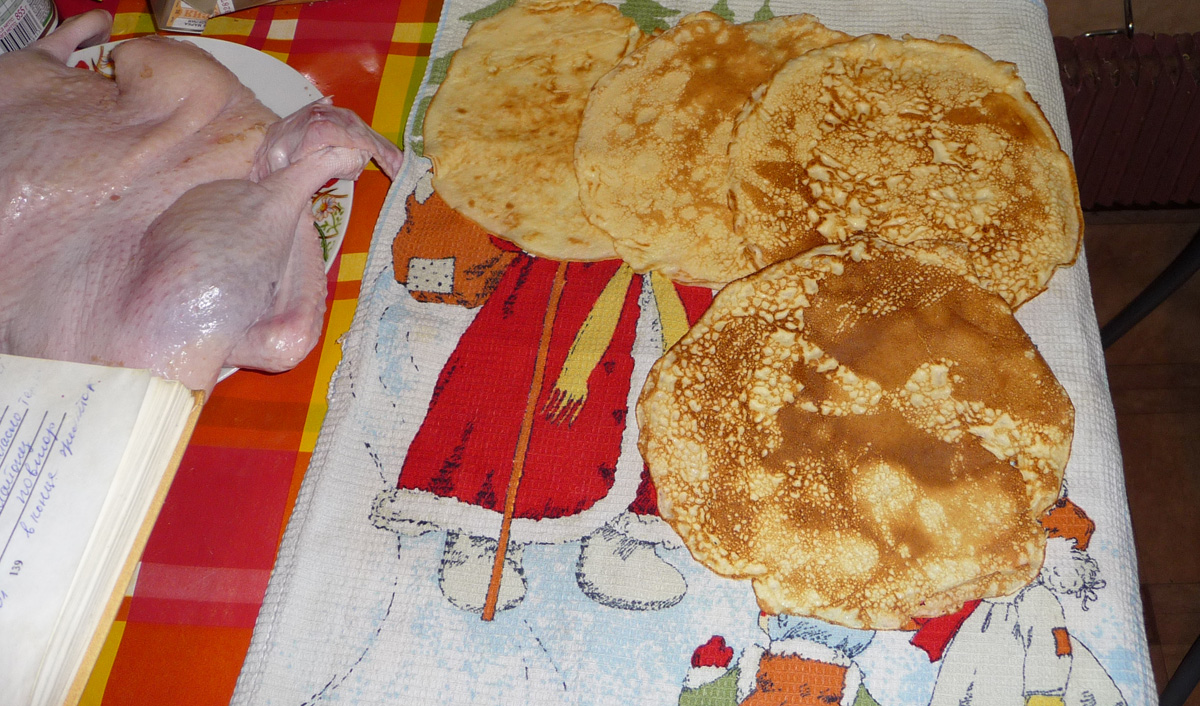 Пекутся блины. Но по особому рецепту.. Утка с блинами