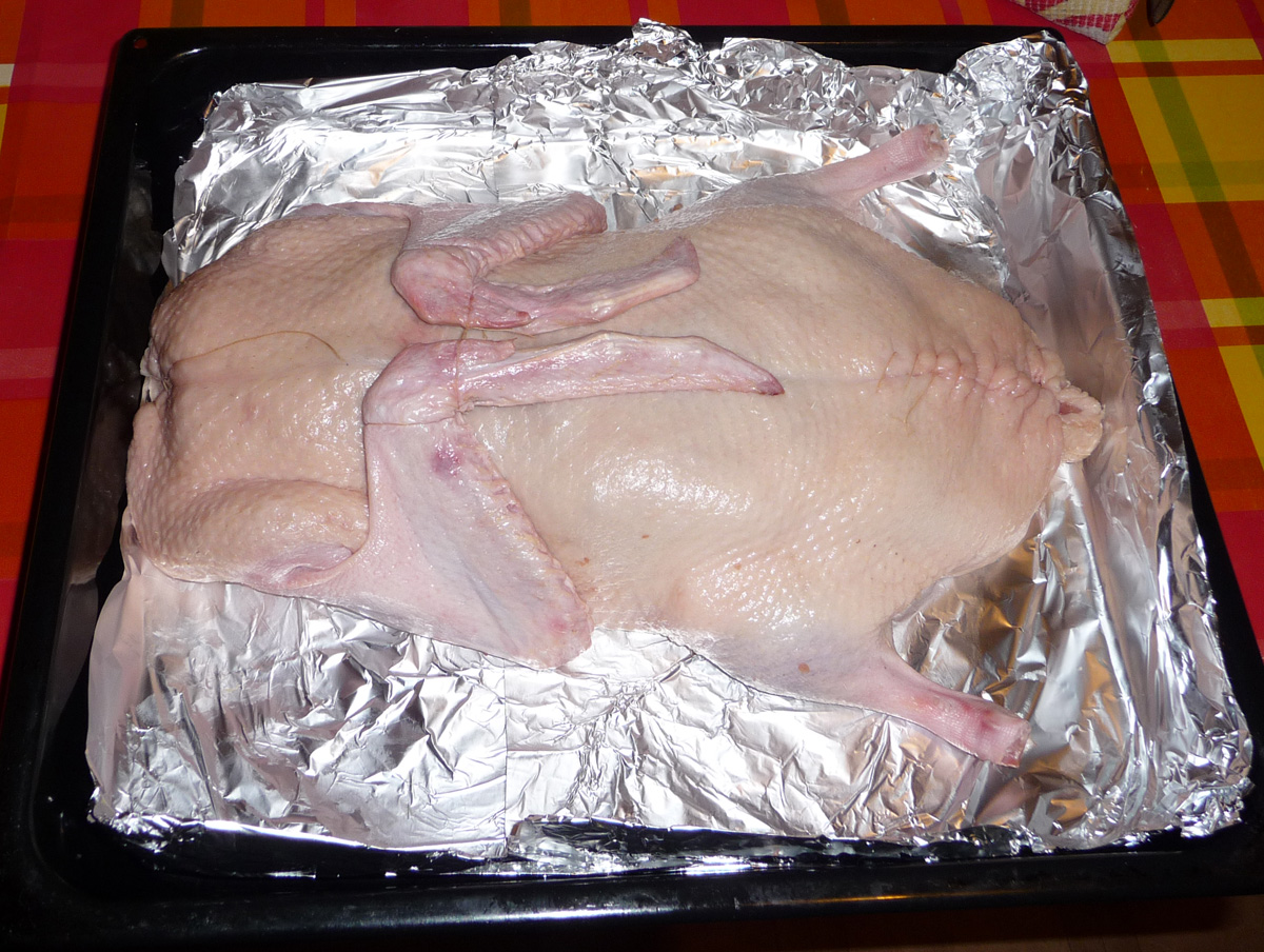 Продолжение - Ставим утку в разогретую духовку на 220 градусов.  Как только начнет вытопляться жир, необходимо постоянно поливать утку, чтобы она не пересохла и не подгорела. Утка получается нежирной, так как весь жир уходит из неё.. Утка с блинами