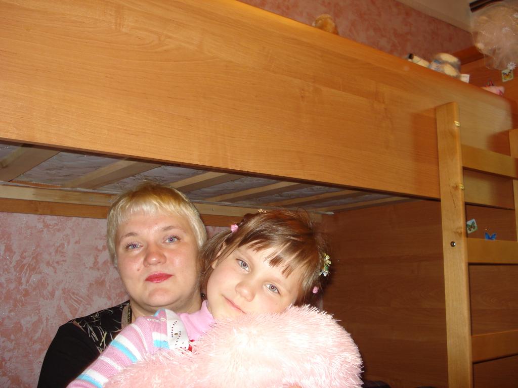 Я со старшенькой. Дома перед цирком