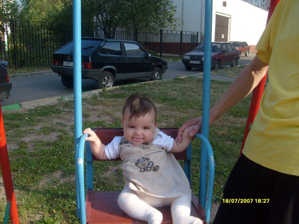 первый раз на качелях. 