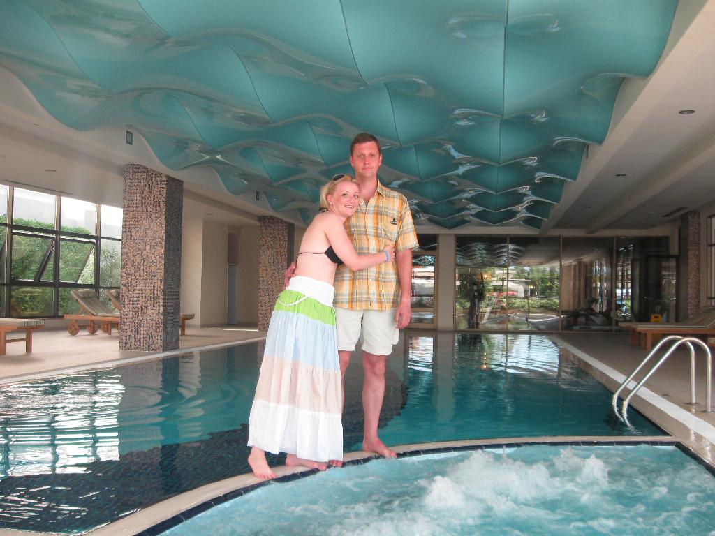с мужем в крытом бассейне отеля. Turkey-2009