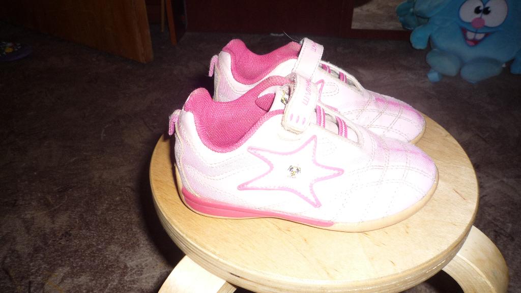 Кроссовки 250 р. 