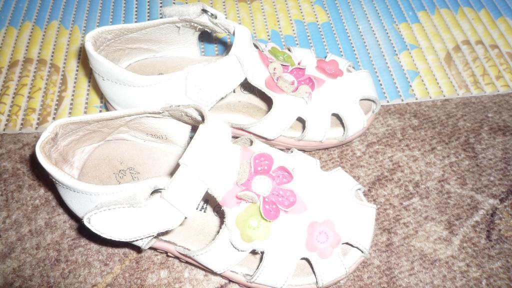 Босоножки р-р 23  200 руб. 