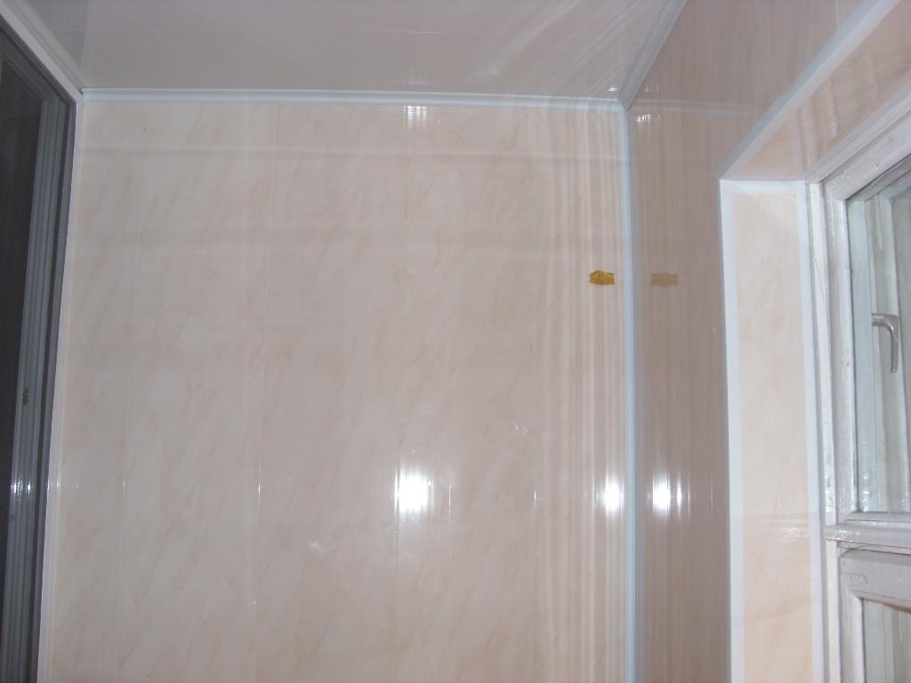 стены и потолок на балконе. фото балкона