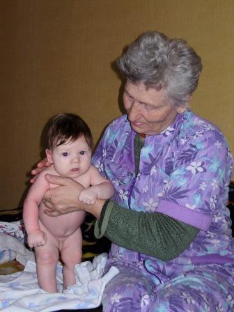 Бабка лижет внучке