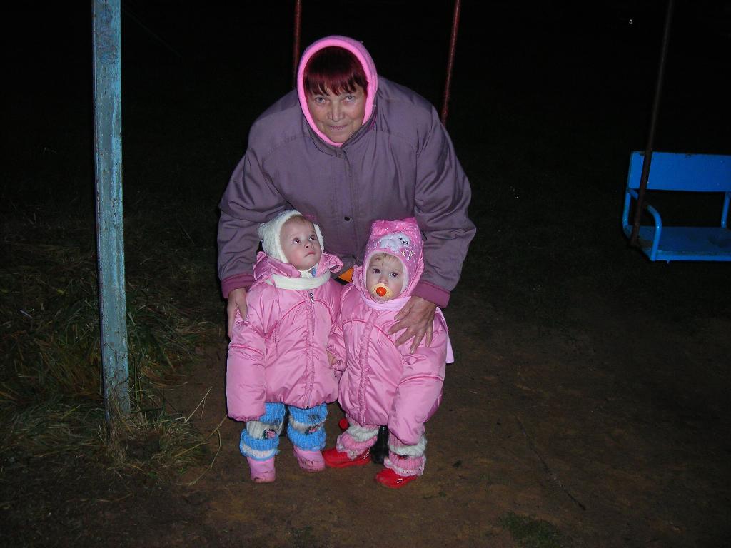 Прабабушка на прогулке с правнучками близняшками