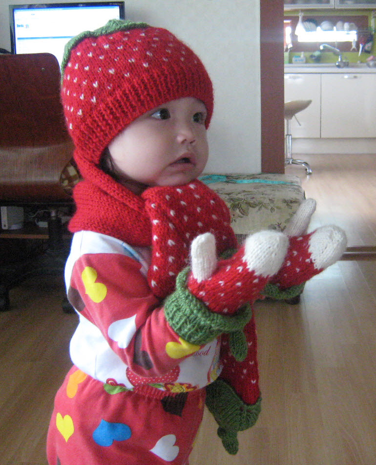 Земляничка. Детские шапочки, шарфики