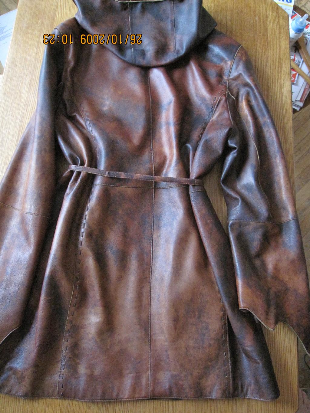 весна-осень,кожа. Одежда разная - подростковая на девочку и взрослая , шапки,кепки