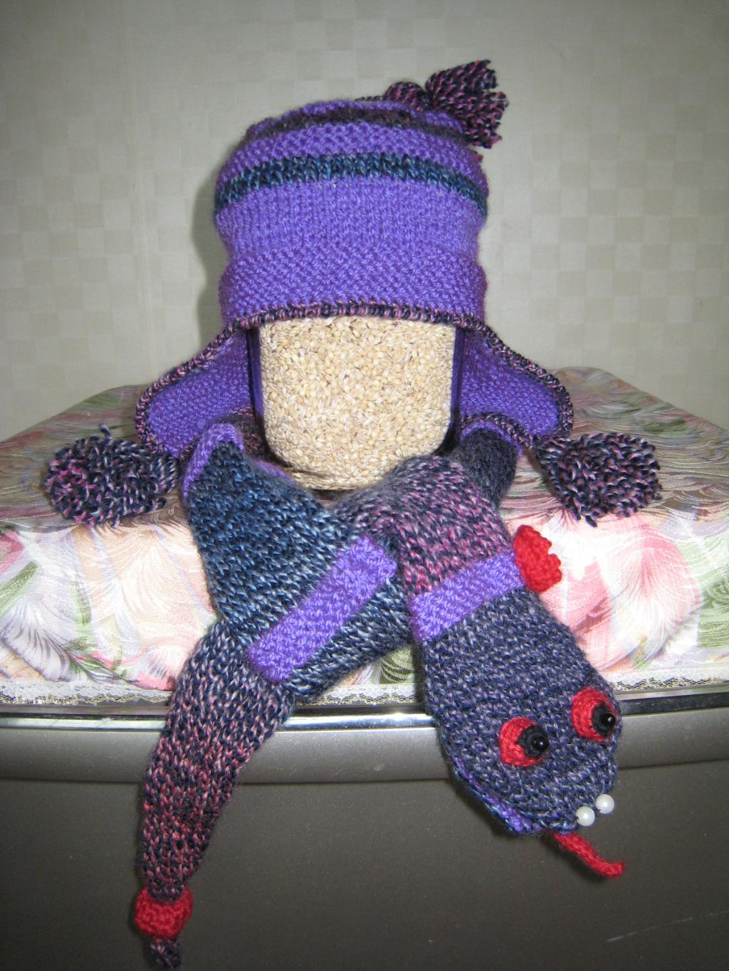 Комплект 'Змейка'. Детские шапочки, шарфики