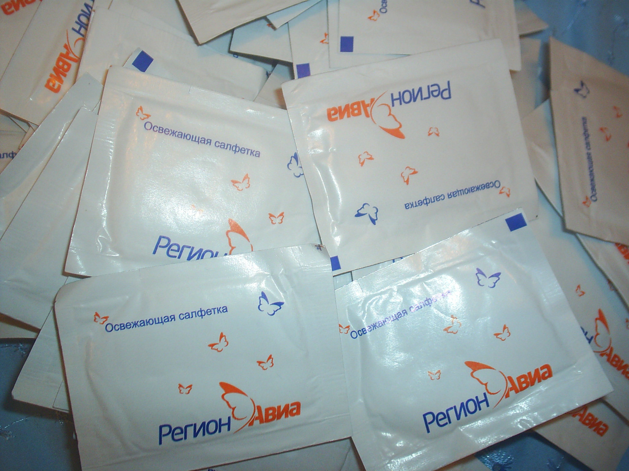 Влажные поштучные салфетки. косметические средства и парфюм