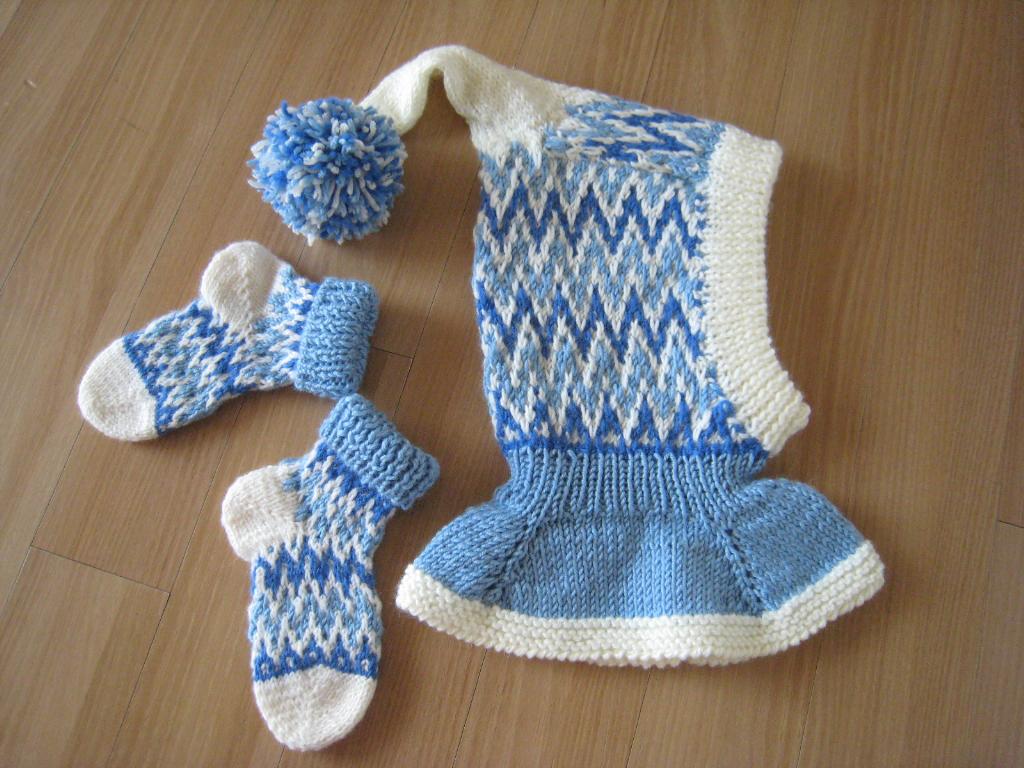 Шапка шлем и носочки в комплекте. Детские шапочки, шарфики