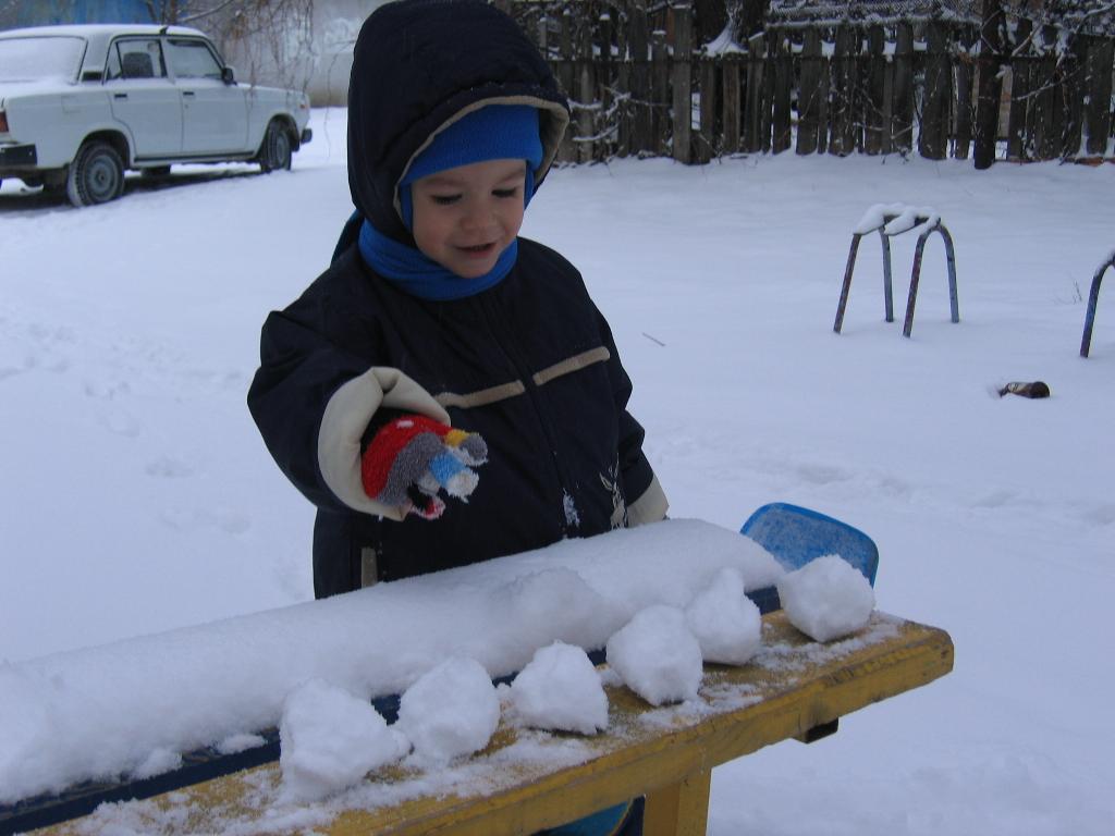 Можно снежок ребенка. Метание снежков. Снежки для детского сада. Цель для снежков. Тир для метания снежков.
