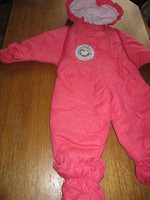 Комбезик на байковой подкладке с капюшоном,затягивающимся кулисками,застегивается двумя молниями,сзади на талии резиночка.Манжеты внзу на ножках на резиночках.Дефектов нет. Длина от ворота до низа ножек - 68-70 см( без учета ботиночек) Длина до памперса -. Одежда и обувь  детская на маленьких  мальчика и девочку