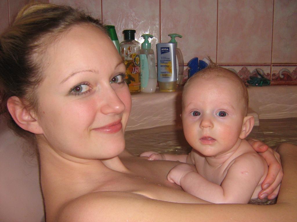 Мама позирует перед. Дочь домашнее. Дочь в ванне. Мама купается с дочкой. Совместное купание с мамой.
