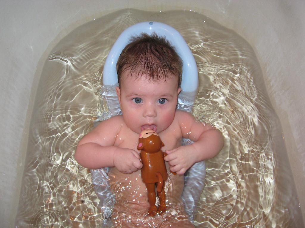 Русские купаются в ванной. Купание грудничка в ванной. Купать ребенка в ванной. Купание малыша в большой ванне. Купание младенца в большой ванне.
