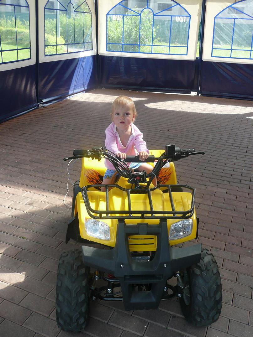 брат дал посидеть. Дети