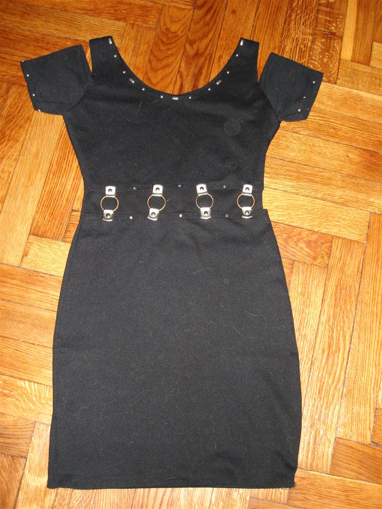 платье 42-44, хотя и на 46 натянется. платья