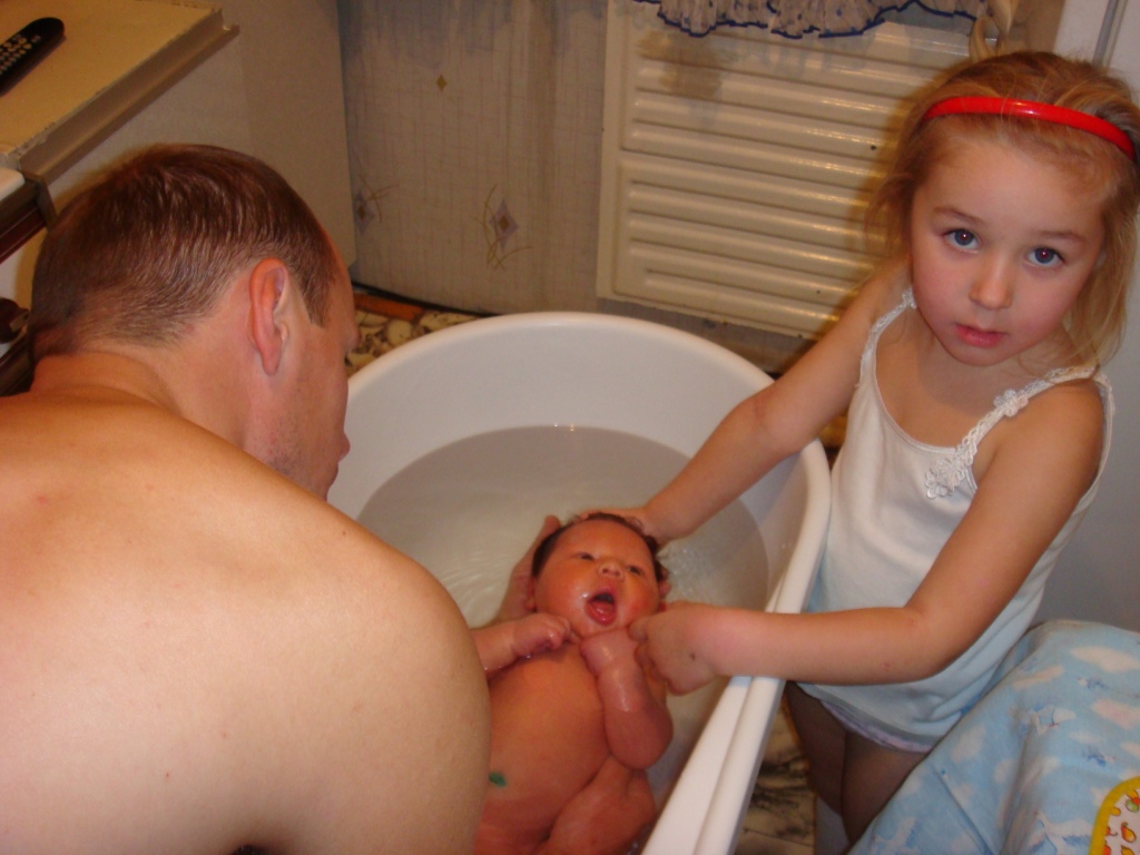 Папа моет в ванной