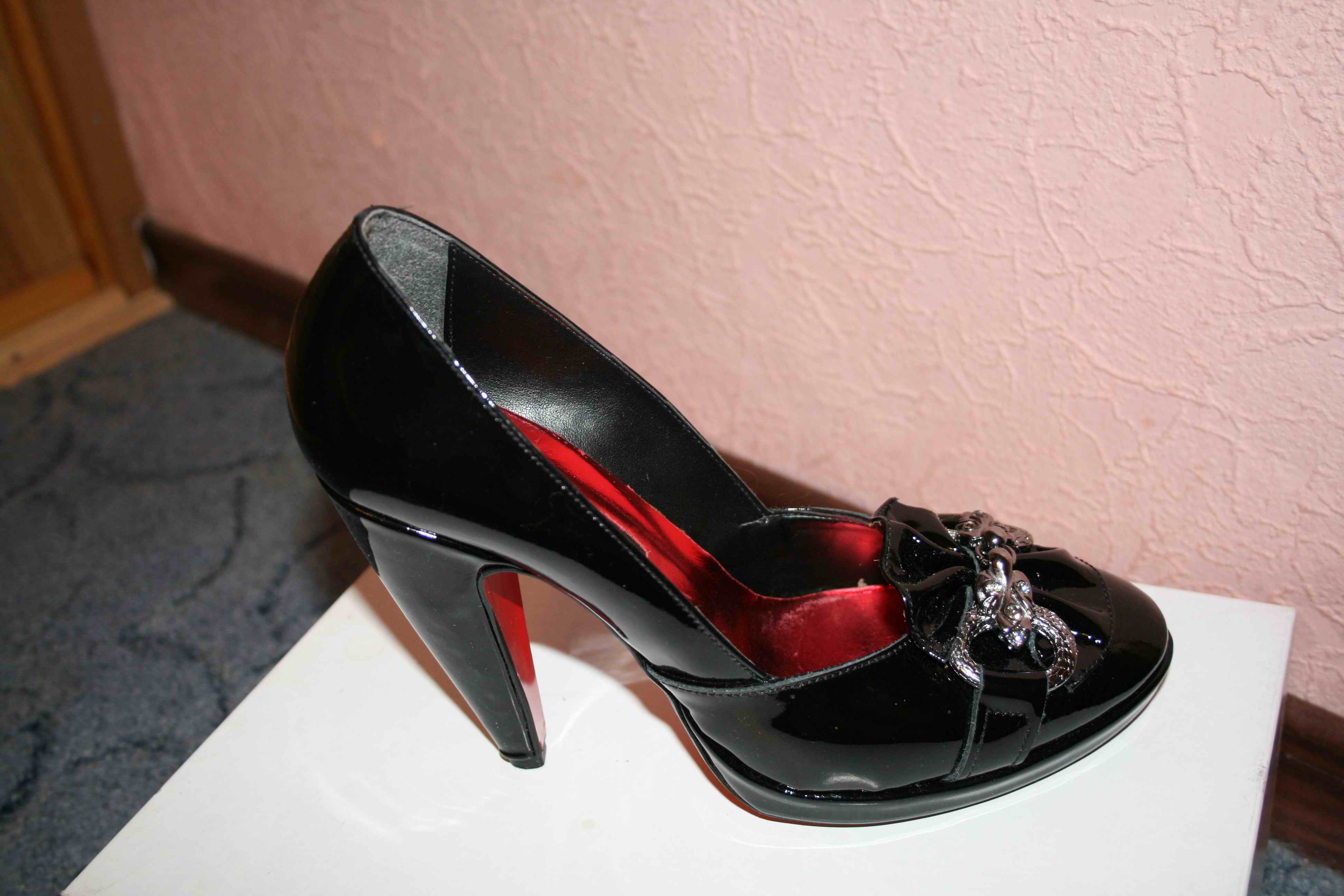 туфли-б\у 1 раз, на 36 размер узкую ногу. пристрой б\у