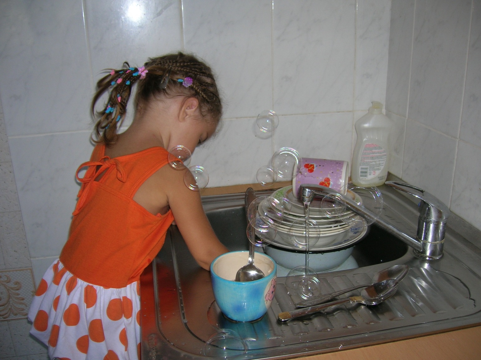 Дочка моет посуду. Для мытья детской посуды. Детская посуда мытье. Мою посуду. Помогать маме по дому.