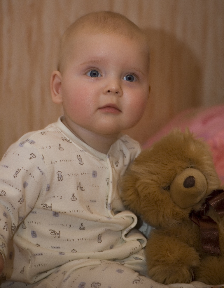 Гошка с мишкой (Даша и Эля). 'Озорные девчонки, нежные мальчишки'