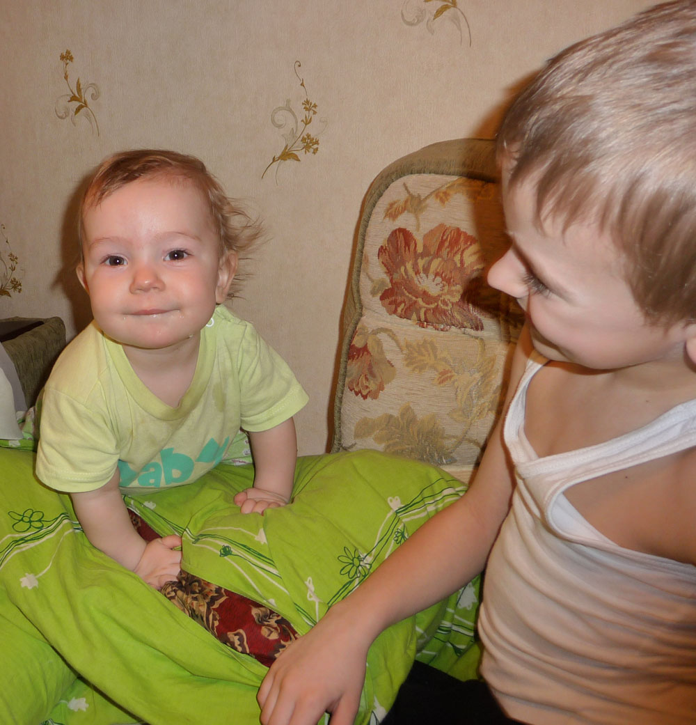 Любимая игра - брат, одеяло и я!. Иришка