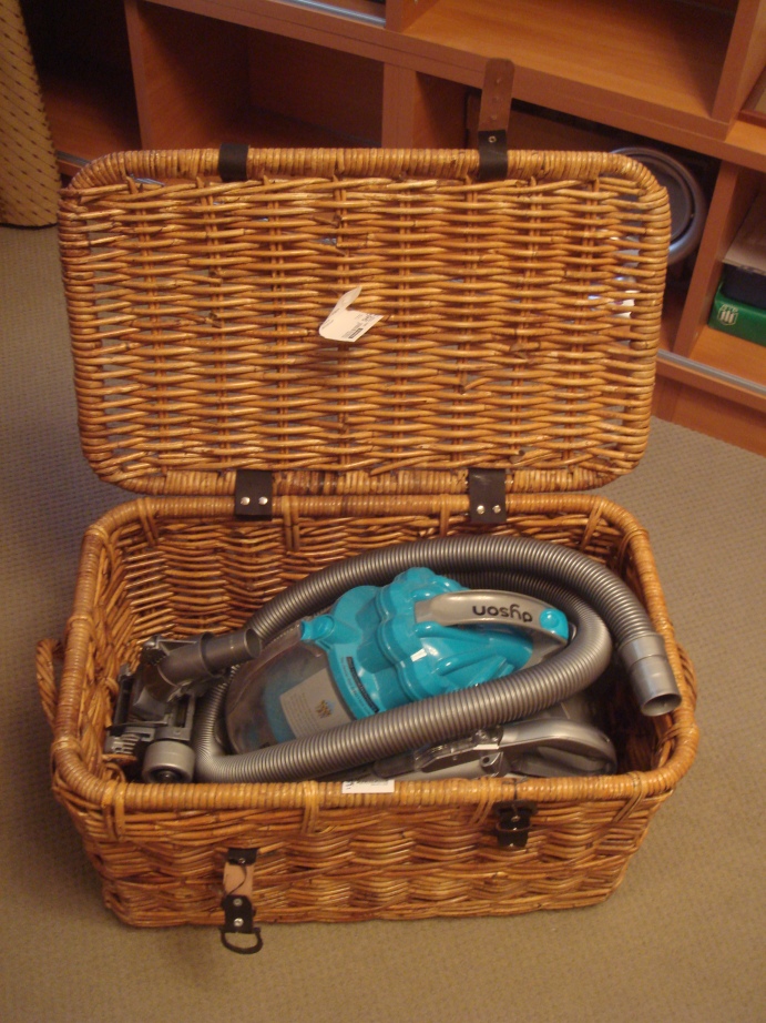 пылесос в корзине, отчитываюсь . стол???