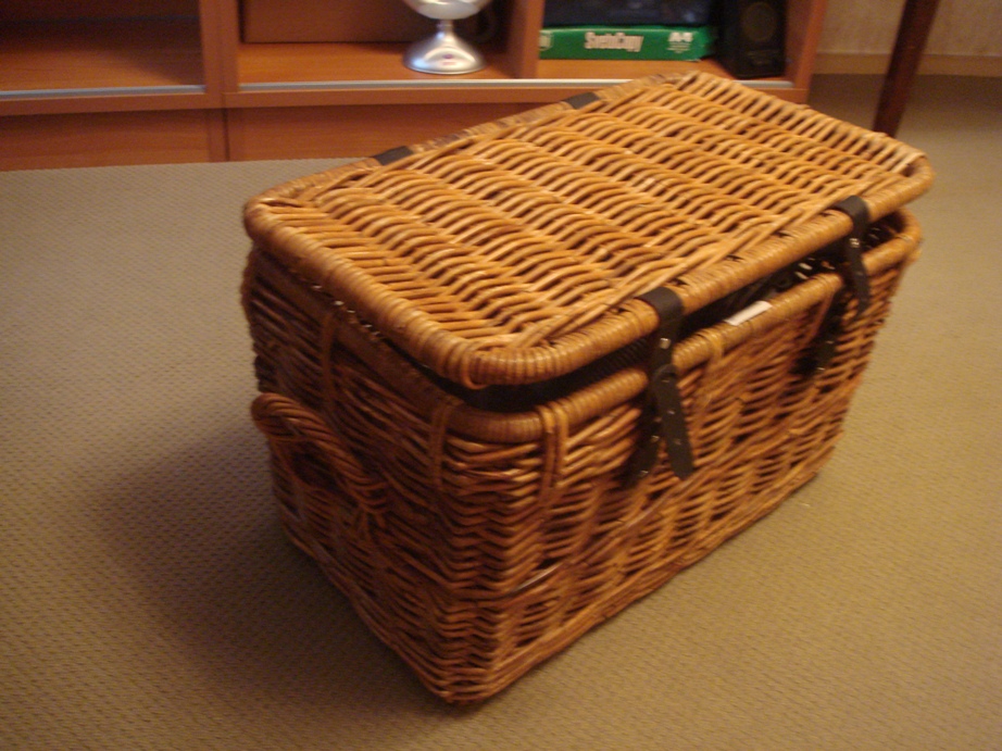 вот так выглядит корзина для пылесоса. стол???