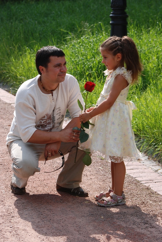Дочка принесла папе. Девочка с отцом. Папа дарит цветы. Папа дарит дочери цветы. Девочки с папами.
