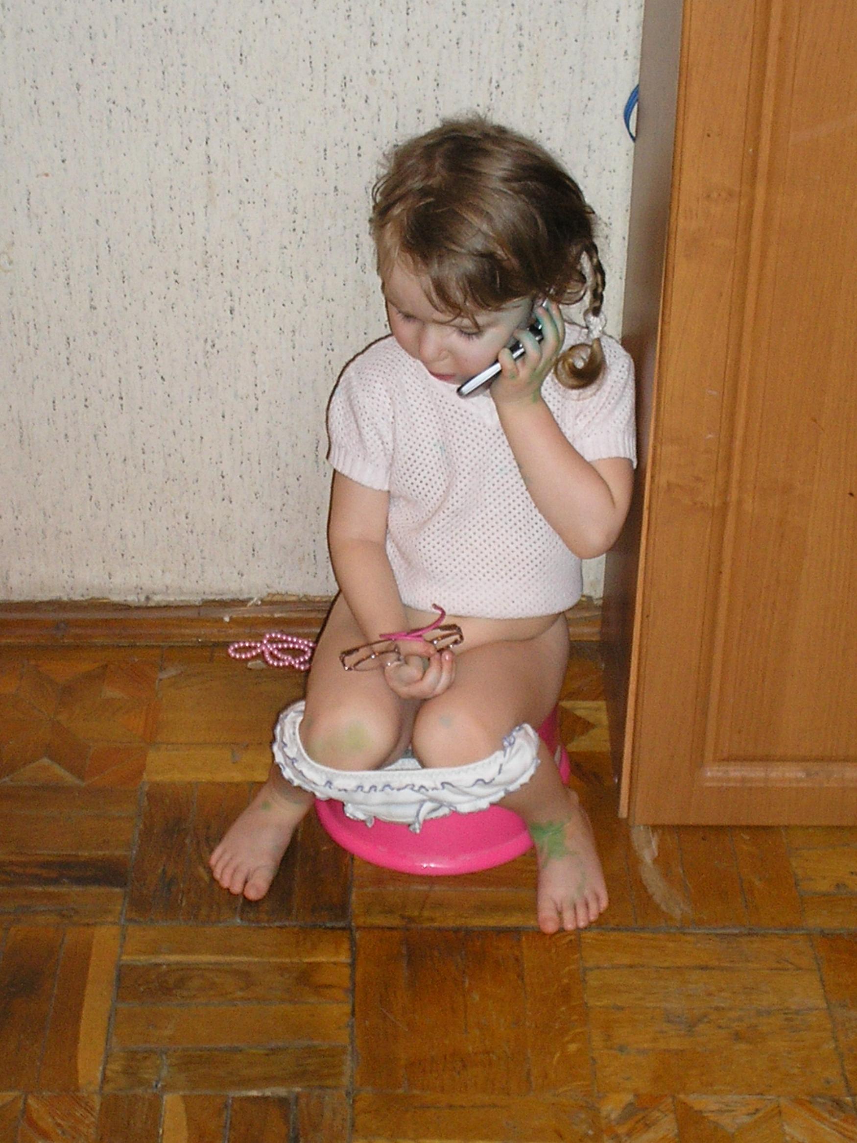 болтает по телефону))). Анютик