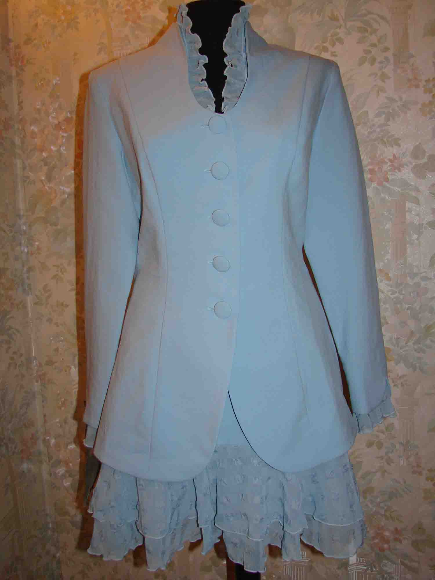 Костюмы, юбки (подруга продает)